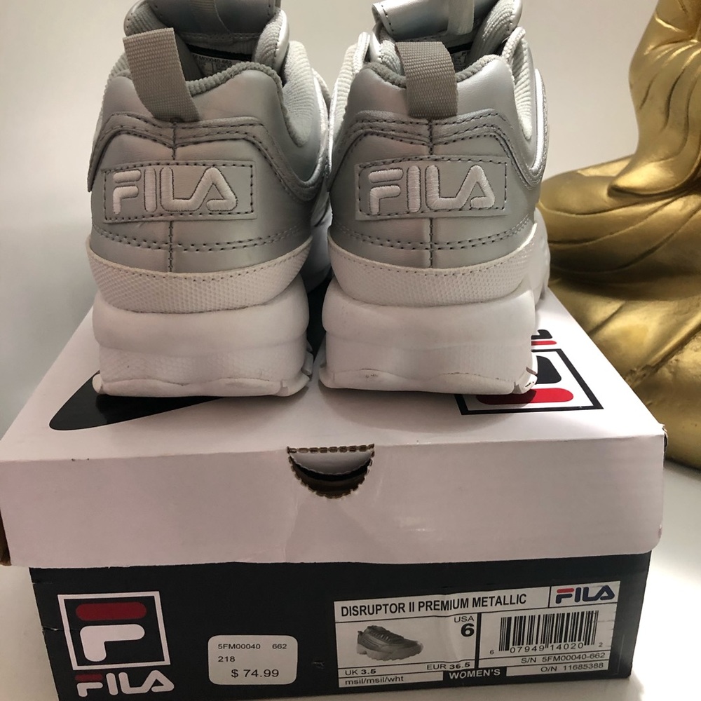 Women sliver Fila sneakers - Picture 2 of 3
